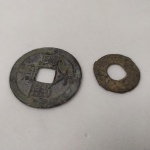 18. Lote com (2) moedas de formato curioso. Moeda islâmica das COMPANHIAS DAS ÍNDIAS ORIENTAIS HOLANDESAS, 1776-1812. E CHINA, Dinastia Han Posterior, 976-984, Tai Ping