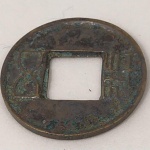 28. Antiga moeda com furo quadrado da CHINA, 115 a.C. (símbolo `ampulheta` em formato mais `AMPLO`), cunhada em bronze na Dinastia Han, Wu Chu. Mais de 2000 anos de História