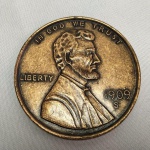 NUMISMÁTICA - CÓPIA da MOEDA de UM CENTAVO dos Estados Unidos - 1909S VDB (1909 S Lincoln Wheat Cent : VDB). Trata-se de uma Cópia de tamanho superior à moeda circulante - Mede aprox. 7,6 cm de diâmetro. Tem as mesmas características da moeda original. Feita em metal com a imagem do Presidente Lincoln.