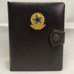 ESTOJO EM COURVIM E VELUDO PARA 2 MOEDAS COMEMORATIVAS DO SESQUICENTENÁRIO DA INDEPENDÊNCIA. COM FECHO DE PRESSÃO E EMBLEMA DA REPÚBLICA EM METAL ESMALTADO,  ESTOJO PARA MOEDA DE 1 CRUZEIRO DE CUPRO-NÍQUEL E DE 20 CRUZEIROS DE PRATA. EM EXCELENTE ESTADO DE CONSERVAÇÃO !