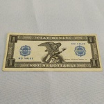 CÉDULA FANTASIA não negociável com a Águia Americana, valor 1 (one). Escrito PLAY MONEY NOT NEGOTIABLE. Sem maiores informações.