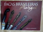37 Colecionismo - Excelente livro de Laércio Gazinhato abordando o tema das `Facas brasileira Antigas`, lançado em 2018. Trabalho sério de pesquisa, feito ao longo de 20 anos. Um completo estudo sobre as facas utilizadas no Brasil antigo. Fartamente ilustrado. O livro em leilão pertence a um lote que foi, infelizmente, exposto a humidade em excesso, o que acabou por acarretar danos as páginas, que ficaram com marcas, onduladas e manchas variadas ao longo do livro (fotos), mas que não atingem o texto, o livro permanece plenamente legível e pode ser manuseado sem maiores problemas, não há páginas rasgadas, faltantes ou coladas umas as outras, o que permite o pleno estudo das facas brasileiras. O livro está a venda com lance inicial muito abaixo do mercado, pois se levou em conta os problemas que a humidade deixou, por este motivo vendemos o livro no estado em que se encontra, mas damos a garantia sobre a presença de todas as páginas, ausência de danos graves que impossibilitem o uso do mesmo. Atenção: em nosso leilão já vendemos vários livros deste lote, uns com mais danos outros com menos, em nossa avaliação pessoal, este exemplar apresenta danos mais evidentes, manchas, capa solta 