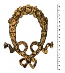 38 Mobiliário antigo - Aplique decorativo para móveis antigos, manufaturado em bronze (material bem sonoro). Ideal para restauro ou acréscimo a móveis antigos. A peça mede 16,5 cm de altura e 13 cm de largura máxima. Material em excelente estado de conservação e plenamente utilizável.