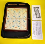 RARO KIT - Jogo de Tabuleiro educativo - SCRABBLE Crossword / Palavras Cruzadas - 2001 - Hasbro Canada - Importado - Acondicionado em sua Case original com zíper, companha manual de instruções, papel score, lápis e letrinhas para formar as palavras - Medida da case fechada: 26,5 x 15 x 7 cm.