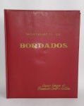 Antigo, lindo e Conservado Mostruário de Bordados - Curso SINGER de Bordados, Cortes e Costuras - Capa dura, Contendo 24 amostras de técnicas desenvolvidas no curso - Anos 30/40 - Medida: 28 x 24  x 6 cm..