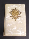 Antigo e Lindo livro religioso - Missal com capa em madrepérola, Ostentando Medalhinha de São Jorge - ''GUIA AO CÉU'' - Para todas as classes de pessoas - Casa Sto. Antonio - São Paulo - 1952 - Possui 194 páginas - Com lindas ilustrações - Medida: 11 x 7,5 cm.