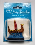 Lindo Souvenir From Sweden (Suécia) - Mini escultura do Navio Viking ( Viking Ship) Era Viking - A miniatura em resina representa a maior conquista dos Vikings: o barco e a construção naval. Os Vikings não foram os primeiros a construir navios, porém construíram os melhores navios que alguém havia feito até então - Acondicionado na embalagem original - Importado - Ótimo estado - Medida da embalagem: 11 x 7,5 x 4 cm.