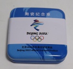 Lindo e Original PIN Magnético de Porcelana - Olimpíadas de Inverno em BEIJING (PEQUIM) - Ano 2022 -  Em Porcelana -  Numero do produto Licenciado: DOO161 - Produto de Gandok, cidade da China - PIN acondicionado na embalagem de lata original - Medida do pin: 3,5 cm de diâmetro. Medida da embalagem:6,5 x 6,5 x 2,5 cm.