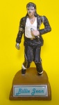 Miniatura de Michael Jackson - Billie Jean - Boneco e base em Chumbo - Um dos braços é articulado - Possui pequenos desgastes, como no nariz - Conforme fotos - Medida total: 12 x 5 x 5 cm.