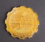 Linda Medalha Formato de Engrenagem, Comemorativa aos 30 Anos da Fundação do SENAI - 1942-1972- Serviço Nacional de Aprendizagem Industrial - Confederação Nacional da Industria - Metal dourado - Medida: 5 cm de diâmetro x 0,3 cm de espessura.