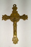 Antigo e Raro Crucifixo Pendente em bronze - Souvenir de Mission Francesa - Medida: 8 x 5,5 x 0,5 cm.