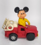 Antigo e Lindo Brinquedo da Estrela - Mickey Mouse Bombeiro - Carrinho à corda - Funcionando à corda. Porém possui perdas: no volante,  em uma parte da escada e na campaínha. A chave de dar corda não é original da estrela, foi substituída - Anos 80 - Material: Em plástico rígido e borracha - Conforme fotos