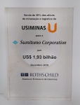 Rara Placa Comemorativa à venda de 30% dos ativos de mineração e logística da USIMINAS - Para Companhia Japonesa - Sumitomo Corporation - Valor US$ 1,93 bilhão - Rothschild - Assesssor Exclusivo da USIMINAS - Dezembro 2010 - Material: Grosso Acrílico Cristal - Medida: 17 x 12 x 2,5 cm.