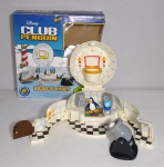 Brinquedo Importado Disney - CLUB PENGUIN - IGLOO PLAYSET - Divertido Iglu no formato de maleta - Completo - Na caixa original - Conservado. Porém por ter ficado muito tempo guardado a música não está tocando - Funcionamento: 2 pilhas AA - Medida da caixa: 36 x 36 x 10 cm.