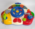 Brinquedo Educativo Bilíngue - Volante da CHICCO - Palavras em português (Portugal) e inglês - ARTSANA S.P.A. GRANDATE (CO) ITALY - Funciona com 2 pilhas AA - Possui vários botões com os sons característicos de um automóvel Estimula a capacidade cognitiva e linguística do bebê - Medida:31 x 20 x 14 cm.