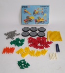 Antigo Brinquedo De Montar K'NEX da Estrela - Você pode montar 4 modelos de caminhões e mais os modelos livres que criar! Acompanha 81 pecinhas - Acompanha o manual - Conforme fotos - Em bom estado - Acompanha bolsinha, porém está com o zíper ruim.