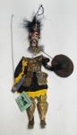 Lindo Souvenir Italiano - Representando  Marionete - Guerreiro Medieval - Saraceno - Paladini Siciliani - Tradicional Ópera de Marionetes da Sicília - Boneco Confeccionado em madeira - Metal e Tecido - Medida da Marionete sem os arames: 28 cm de altura - Com arames: 38 cm de alt.