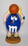 Lindo e Grande Dispenser - Boneco M&M'S - Oficial de coleção - Jogador de Basquete - Plástico rígido - Ao abaixar o braço da bola, dispensa chocolates M&m's -  Made in Philippines  -Falta a tampa da dispensa  - Conforme fotos - Medida: 33 cm x 17 x 13 cm.