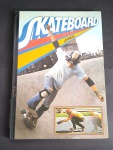 RARO -Antigo e Conservado - Livro SKATEBOARD - Annual - Ano:1978 - London - Brown Watson - Ricamente ilustrado com fotografias, figuras e textos - Possui 63 páginas - Idioma: Inglês -Capa dura - OBS: Possui pequeno ''furo'' na capa, não prejudicando a estrutura do livro - Medida: 28,5 x 20 cm.