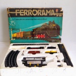 Ferromodelismo - Antigo e Conservado Brinquedo - Ferrorama XP300 da Estrela - Completo e Funcionando com 2 pilhas médias - Acondicionado na caixa original - Possui manual de instruções - Anos 80 - Lindo item para colecionadores de ferromodelismo - Conforme fotos - Obs: Possui perda/desgaste na caixa OBS2: Possui pequena perda (pontinha) em uma parte de um encaixe de curva, e no conjunto de desengate dos vagões, Mesmo assim ambos estão encaixando - Medida da caixa: 53 x 39 x 8 cm.