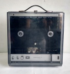 Antigo e Raro Conservado Gravador de Rolo -  TOSHIBA Tape Recorder - Vertical 7 - GT- 701v - 9A - Made in Japan - Anos 70 - Está ligando. Botões em perfeito estado. Porém não foi testado com fita de rolo - Medida do Gravador fechado: 34 x 33 x 18 cm. Obs: Possui uma pequena perda em uma das quinas conforme fotos - Não prejudicando sua estretutura.