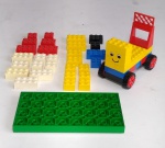 Lote - Kit com mais de 40 pecinhas Originais - LEGO - Ótimo para desenvolver a criatividade -Brinquedo de encaixe - Pecinhas conservadas - Medida da base verde: 12,5 x 6,5 cm.