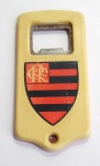 Antigo e Colecionável - Abridor representando o time do Flamengo - Estrutura em metal com revestimento em plástico - Medida: 9,5 x 4,5 cm.