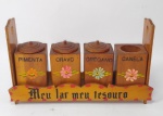 Lindo Conjunto de Temperos - Estrutura em madeira com decoração de pintura a mão - ''Meu lar meu tesouro'' - OBS: Possui a falha de 1 tampinha - Medida total: 19 x 11 x 4,5 cm - Medida de cada potinho: 6 x 4 x 4 cm.