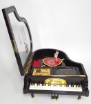 Lindo Porta Joias Musical - Kings - No formato de Piano de caldas - Estrutura em plástico rígido com revestimento em laca - Mostrador em vidro - OBS: Necessita de revisão na corda musical - Sem uso, porém veio com defeito na corda - Na caixa original - Medida da caixa: 26 x 20 x 7,5 cm.