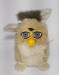 Raro - Tiger - Antigo e Original FURBY - 1998 - Brinquedo eletrônico interativo - Conservado - O primeiro Furby! - Funcionamento: 4 pilhas AA - OBS: O brinquedo estava funcionando perfeitamente, porém a peça ficou guardada por muito tempo, necessitando de uma revisão pois não está funcionando - Conforme fotos - item para colecionadores - Medida: 15 cm de altura x 17 x 11 cm.