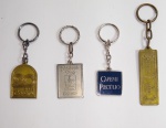 Lote com 4 antigos Chaveiros - Representando a CAPEMI - Jubileu de Prata, 20 Anos Capemi Pecúlio, e Capemi ''O mundo Bom'' - Em metal - Medida maior: 12,5 x 3 cm.