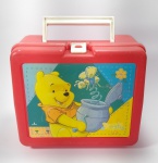 Antiga e Rara Lancheira Dermiwil com lindo tema infantil do Ursinho Pooh - Toda em plástico rígido - Conforme fotos - Medida: 22 x 20 x 12 cm.