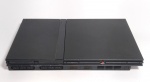 Original e conservado Console do Vídeo Game PlayStation 2 - Modelo SCPH 79001 - O display está acendendo. porém não foi testado. Não acompanha os cabos. Apenas o console - Conforme fotos - Medida: 23 x 15 x 3 cm.