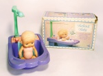 Antiga e Rara Boneca Bathing Baby - Na caixa original, com banheira e chuveirinho - Eletrônico - Cabeça, braços e pernas em vinil, e tranco em plástico rígido - Banheirinha em plástico rígido - Funcionamento: 1 pilha grande - Porém não foi testado - Vendido no estado - OBS: A bonequinha tinha cabelos, que por muito tempo ficou guardada e os cabelos se soltaram.