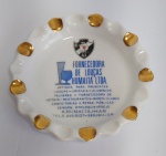 Antigo e Lindo Cinzeiro de Porcelana, borda ondula decorada em couro - Promocional - Fornecedor de louças Humaitá LTDA - Ostentando Brasão do Vasco da gama - Porcelana - D. Pedro II - Medida: 14 cm de diâmetro.