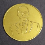 Linda Medalha - OCTÁVIO AUGUSTO CEVA ANTUNES - Premiação do Instituto de Química da Universidade Federal do Rio de Janeiro - Para os acadêmicos de pós-graduação que se destacaram pela excelência de desempenho acadêmico - Metal dourado com detalhes em relevo, no reverso possui a efígie do professor Octávio - Medida: 6,8 cm de diâmetro.