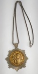 Antigo e Lindo Cordão com Medalhão - Representando Anjo da Guarda - Muito utilizado em berços e camas -  Cordão em Aço e medalhão em metal prateado e bronzeado - Comprimento do cordão: 34 cm. Medida do medalhão: 6,5 cm de diâmetro maior.