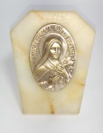 Fr. M Bernard- Antigo adorno religioso - SANCTA TERESIA A JESUS INFANTE - Base em Mármore, Ostentando linda Medalha de bronze espessurada a prata - Medida total: 6,5 x 5,4 x 2,5 cm. Medida da medalha: 4,2 cm  de comprimento x 3 cm de largura.