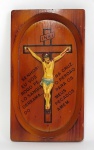 Antigo Adorno de parede religioso - Representando Cristo Crucificado - Estrutura em madeira e escultura em plástico rígido - ''Senhor! Eu vos rogo pelo sangue derramado na cruz. O perdão para os meus pecados amém. Medida: 16,5 x 9,5 cm.