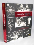 Grande Enciclopédia UFC - O guia definitivo do Ultimate Fighting Championship - escrito por Thomas Gerbasi - Fotografias fornecidas por UFC - 2012 - Panini Books - Possui 400 páginas ricamente ilustradas com fotografias, imagens e textos. Este compêndio cobre mais de 170 resultados de lutas e mais de 300 profissionais de MMA. Capa dura - Livro em ótimo estado de conservação - Conforme fotos - Medida: 31,5 x 26,5 x 4 cm. Peso: 2795 gramas.