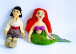 ''A Pequena Sereia'' - Lindo par de bonecos de pano - Original Disney - The Little Mermaid - Representando a Pequena Sereia Ariel e o Príncipe Eric - Conforme fotos - Medida da sereia: 16 x 16 x 10 cm. Medida do príncipe: 25 cm de comprimento.