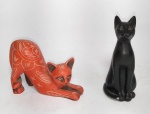 Lote com 2 lindos e delicados gatos em resina - Sendo gato egípcio na cor preta e gato vermelho com detalhes pintados a mão representando flores - Conforme fotos - Medida maior: 9 x 9 x 4 cm.