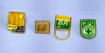 Lote com 4 antigos e colecionáveis PINS de metal e resina acrílica - Representando: CIPA Segurança Petrobras - BR (Rodoviárias Federais) - Logotipo Ipiranga e VIP Ipiranga Paixão que conquista - Medida maior: 2,7 cm x 1,8 cm.