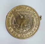 Antigo Broche representando moeda - One dollar - United States of America - Bronze - Medida: 3,8 cm de diâmetro x 0,2 cm de espessura.