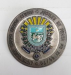 Antigo Broche Comemorativo Jubileu de Prata - 1954/1979 - da Lions Clube Campo Grande - Centro - Mato Grosso do Sul - Metal com detalhes em relevo esmaltados - Esmaltarte - Medida: 4 cm de diâmetro.