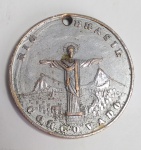 Antiga e Rara Medalha em bronze prateado - Representando em relevo Os pontos turísticos do Rio de Janeiro, Brasil - Imagens de Cristo Redentor, Pão de Açúcar e Corcovado - Conforme fotos - Possui desgastes - Medida: 4,4 cm de diâmetro x 0,4 cm de espessura.