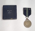 Marinha do Brasil - Antiga Medalha de Serviços de Guerra - Em bronze - Na fita da medalha tem duas estrelas de acordo com o tempo de serviço - Acondicionada na caixinha original - A medalha era concedida aos militares das Marinhas de Guerra Nacional e Aliadas, da ativa, da reserva ou reformados e aos Oficiais e tripulantes dos navios mercantes nacionais e aliados, que tenham prestado valiosos serviços de guerra quer a bordo dos navios quer em comissões em terra - Muito conservada - Conforme fotos - Medida da caixinha: 6 x6 x 2 cm. Diâmetro da medalha: