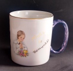 Belíssima Caneca em Porcelana - Representando o tema '' Minha 1ª Comunhão - Detalhes com bordas de ouro - Provavelmente sem uso - Medida: 9 cm de altura x 8 cm de diâmetro.