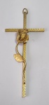 Antigo e Lindo adorno de parede - Crucifixo com linda rosa - Em metal dourado - Medida: 15,5 cm de comprimento.