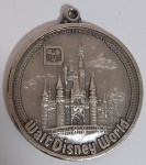 LINDA MEDALHA COLECIONÁVEL - Comemorativa - Walt Disney World - Bronze espessurada a prata - Castelo das Princesas. Medida: 42 mm diâmetro X 3 mm de espessura. (28 gramas).